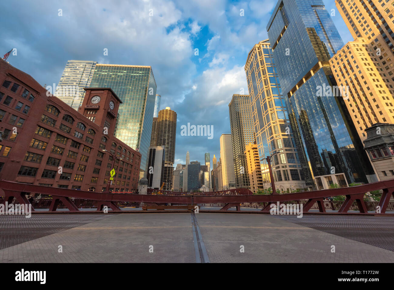 La ville de Chicago et de ponts au coucher du soleil à Chicago, Illinois Banque D'Images