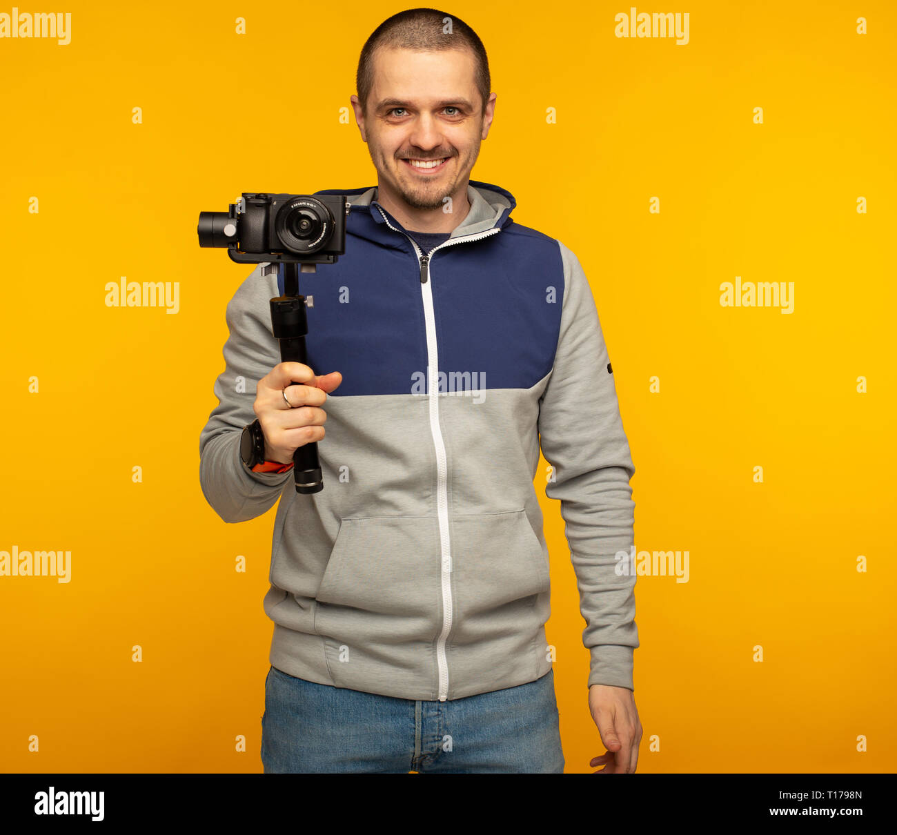 Homme vidéaste ou blogger avec caméra sur berceau Banque D'Images