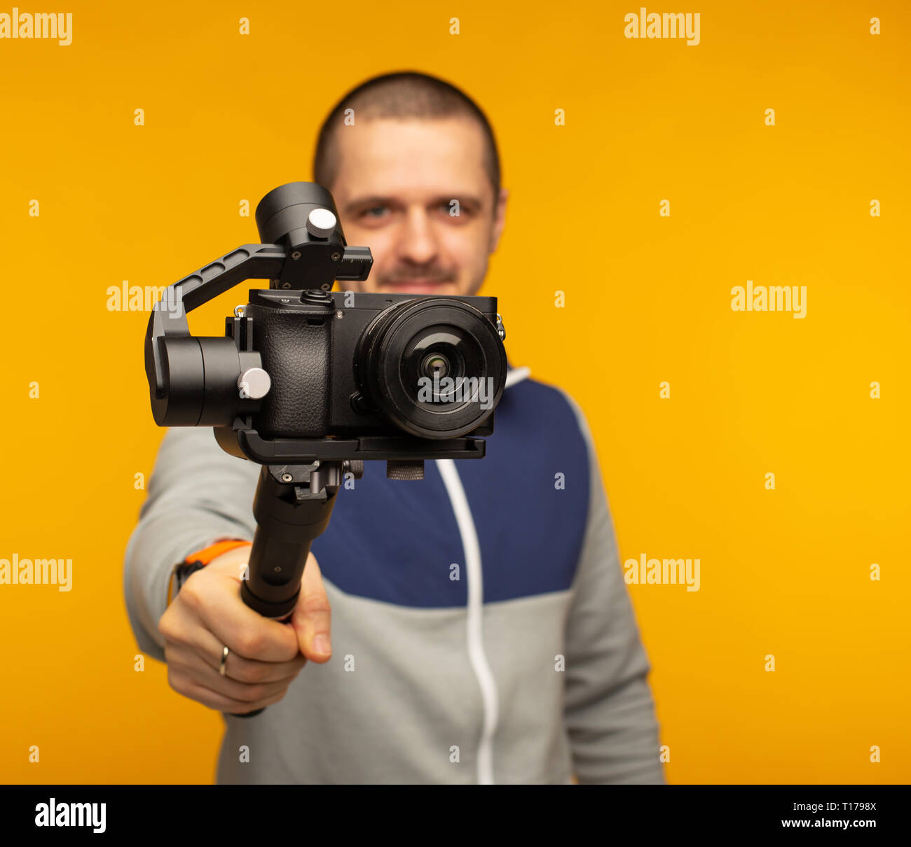 Man with camera tourelle sur quelque chose d'enregistrement Banque D'Images
