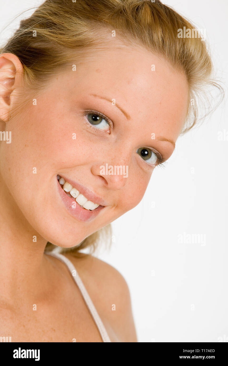Portrait d'une jeune femme en riant joyeusement dans l'appareil photo Banque D'Images
