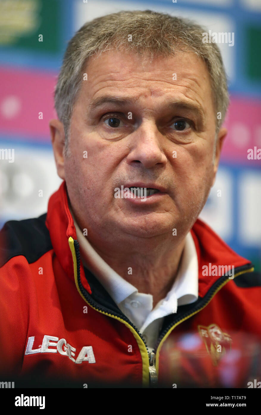 Monténégro Chef de l'entraîneur Ljubisa Tumbakovic pendant la conférence de presse à l'Association du football du Monténégro, Podgorica. Banque D'Images