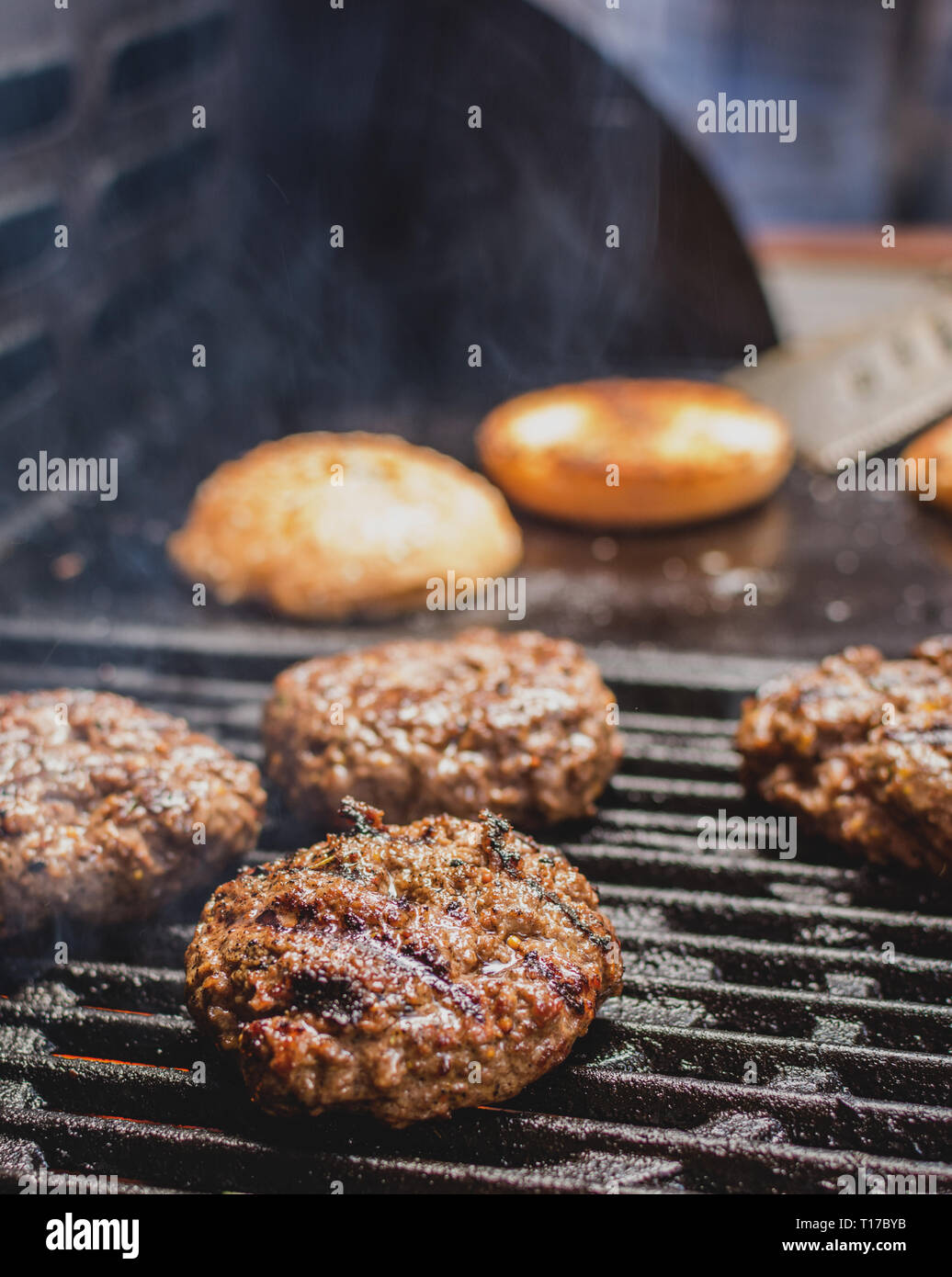 Bœuf frais chaud sur pain hamburger grill et Banque D'Images