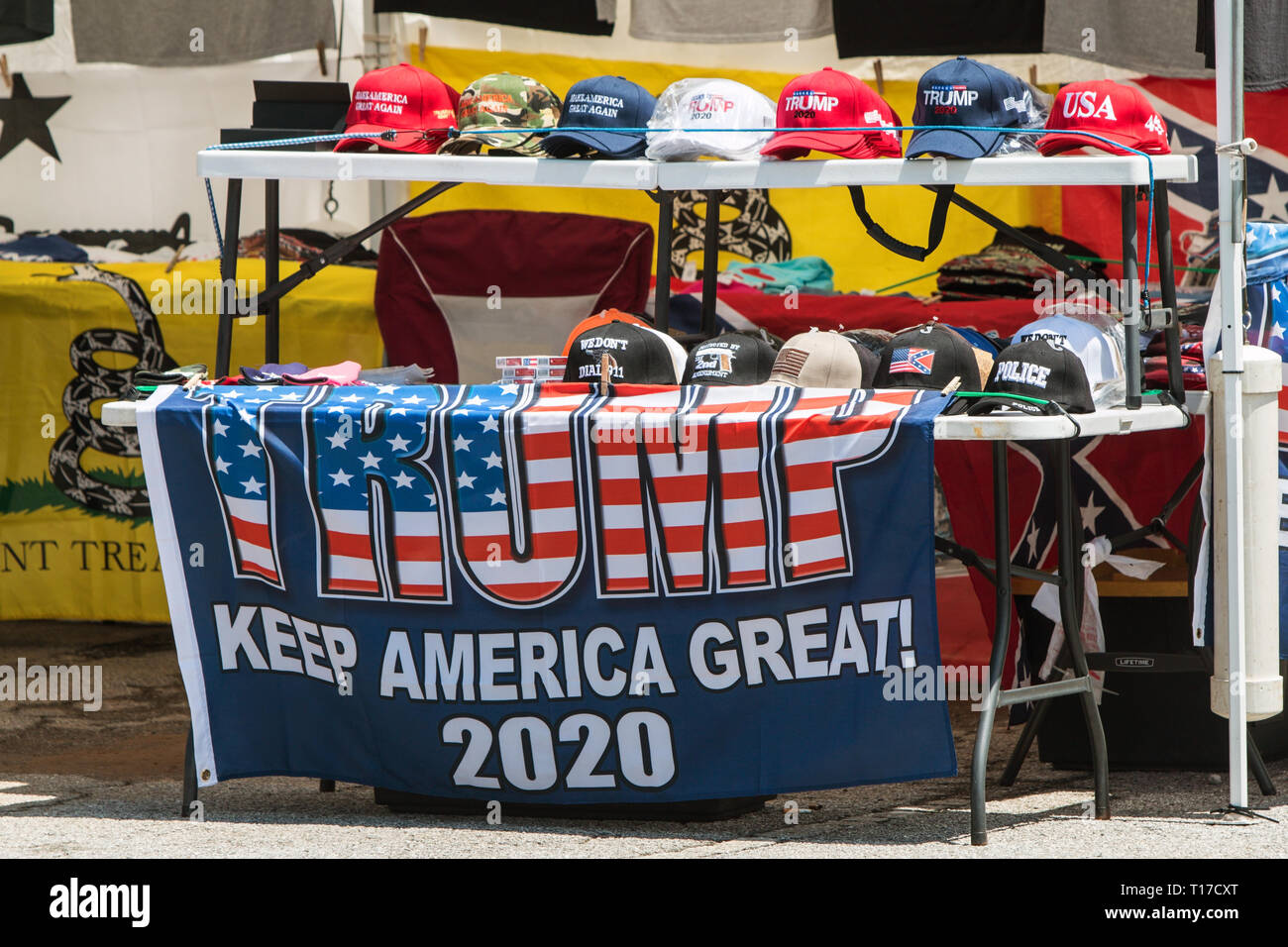 Un assortiment de Donald Trump et marchandises conservateur est assis sur l'affichage à l'Atout Shop, un magasin de plein air popup à Helen, GA, le 2 juin 2018. Banque D'Images
