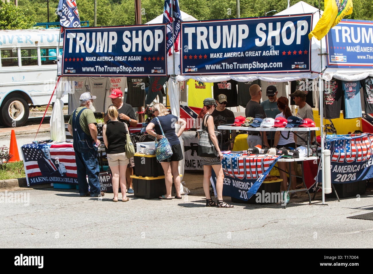 Les gens recherchent plus de la marchandise à la boutique d'Atout, un popup store extérieur Donald Trump de vente de vêtements et d'autres éléments à Helen, GA, le 2 juin 2018. Banque D'Images