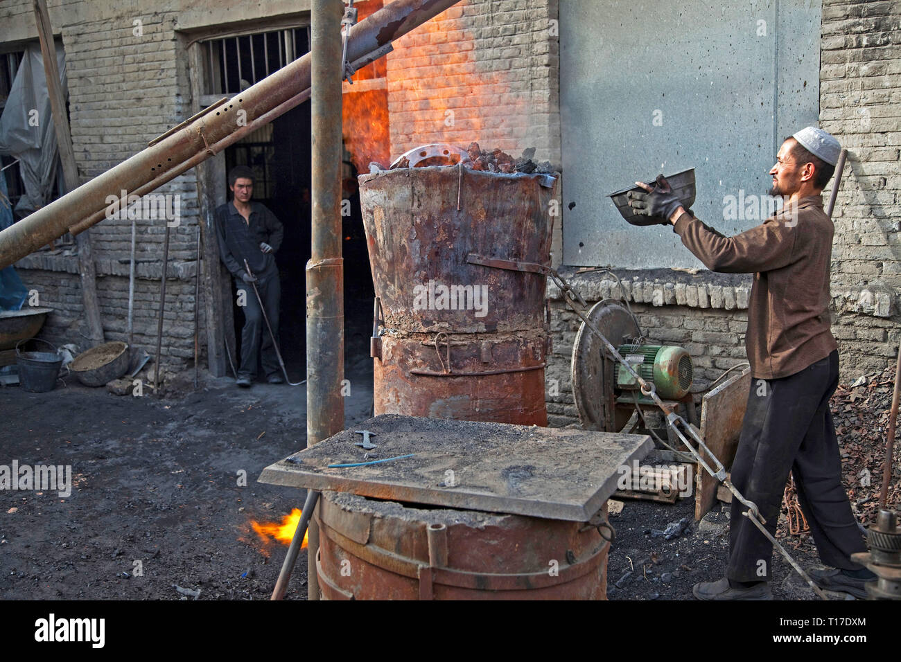 Coulée traditionnelle de métal à Hotan, dans la région autonome du Xinjiang, en Chine. Banque D'Images