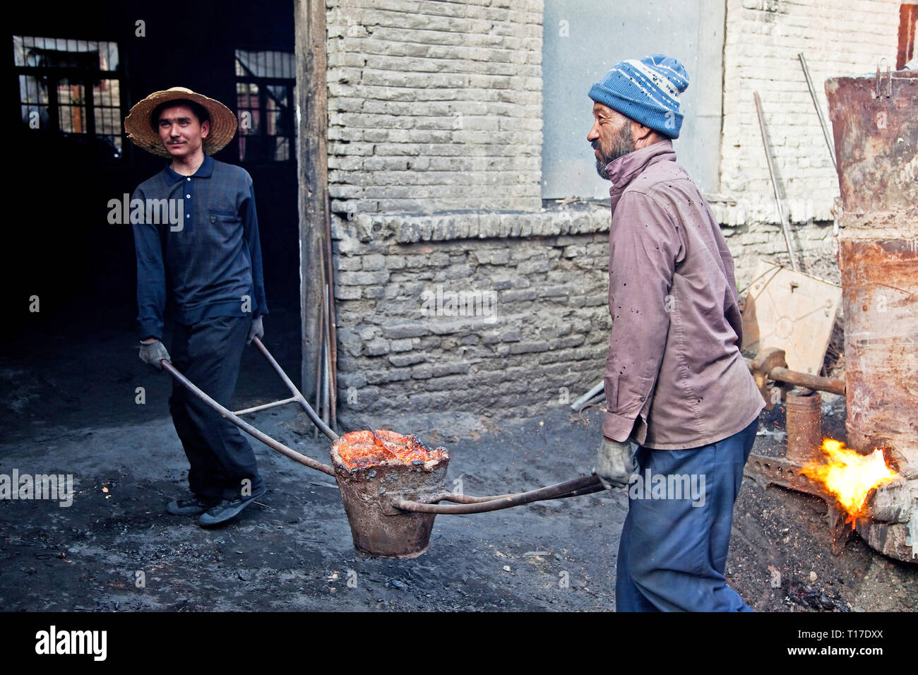 Coulée traditionnelle de métal à Hotan, dans la région autonome du Xinjiang, en Chine. Banque D'Images