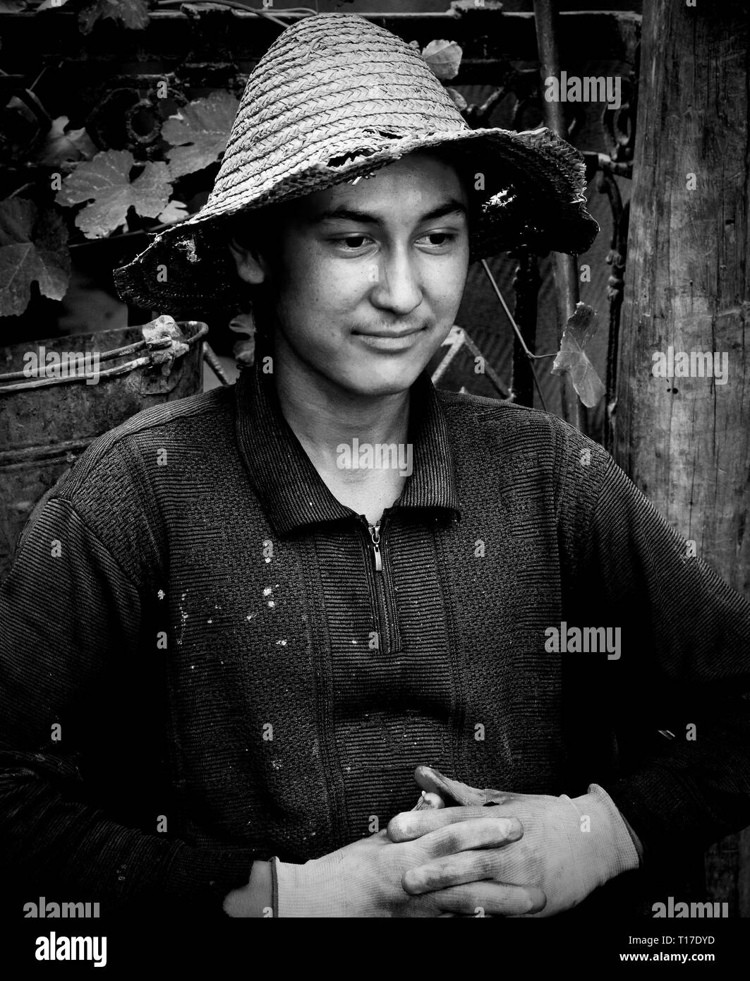 Travail des métaux au repos ; à l'extérieur de l'usine.Hotan, région autonome du Xinjiang, Chine. Banque D'Images