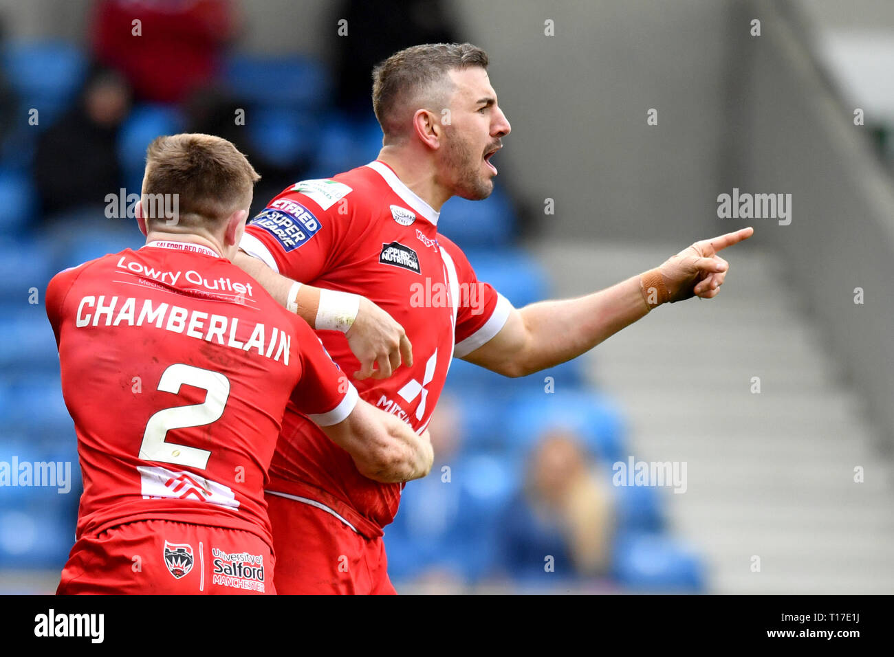 Salford Red Devils' Ed Chamberlain fête marquant un essai au cours de la Super League Betfred match au stade AJ Bell, Salford. Banque D'Images