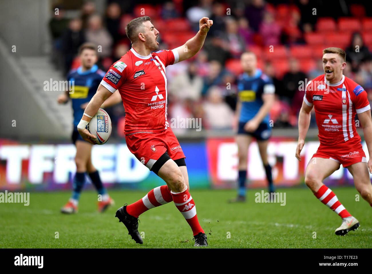 Salford Red Devils' Ed Chamberlain fête marquant un essai au cours de la Super League Betfred match au stade AJ Bell, Salford. Banque D'Images