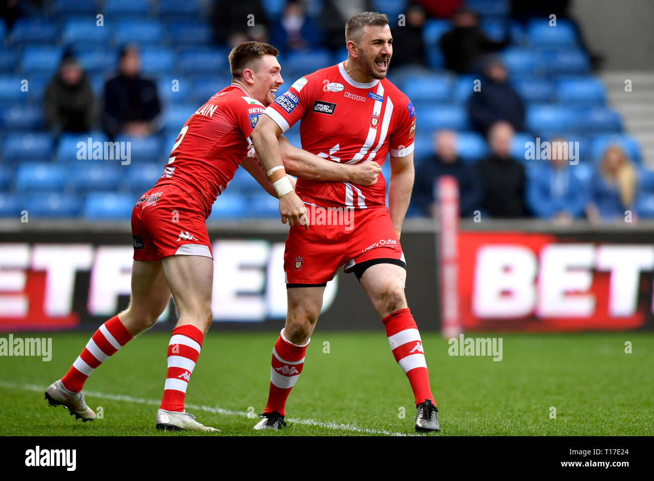 Salford Red Devils' Ed Chamberlain fête marquant un essai au cours de la Super League Betfred match au stade AJ Bell, Salford. Banque D'Images