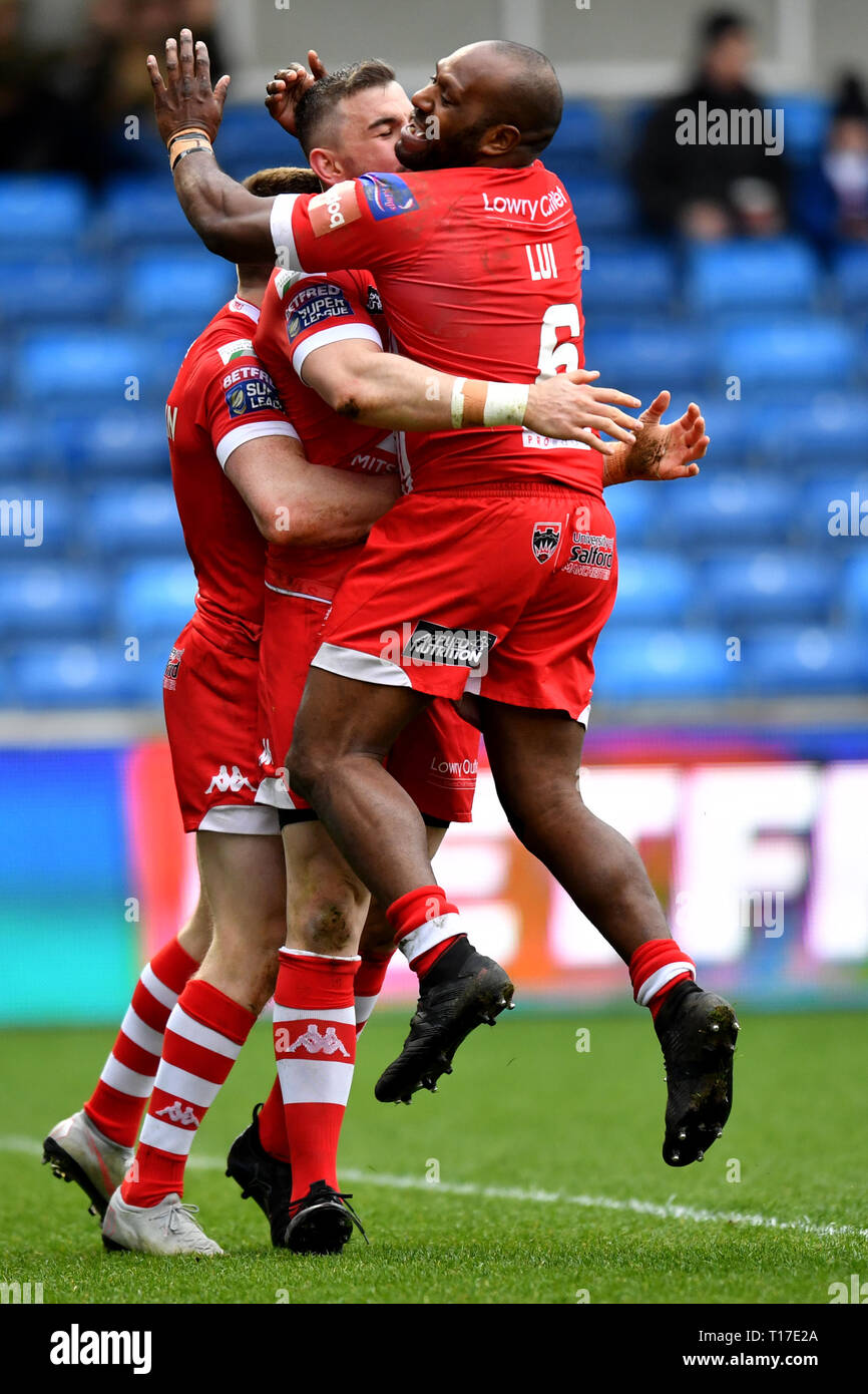Salford Red Devils' Ed Chamberlain fête marquant un essai au cours de la Super League Betfred match au stade AJ Bell, Salford. Banque D'Images