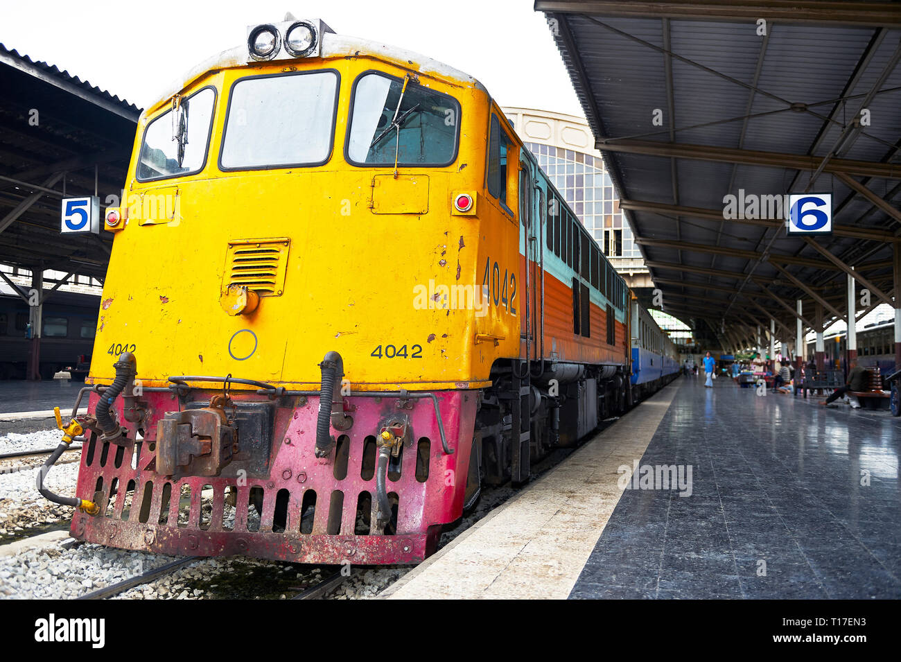 Hualamphong Gare centrale de Bangkok, Thaïlande - 14 juin 2011 : Faible angle de vue d'un énorme train jaune en attente à une plate-forme pour passagers Banque D'Images