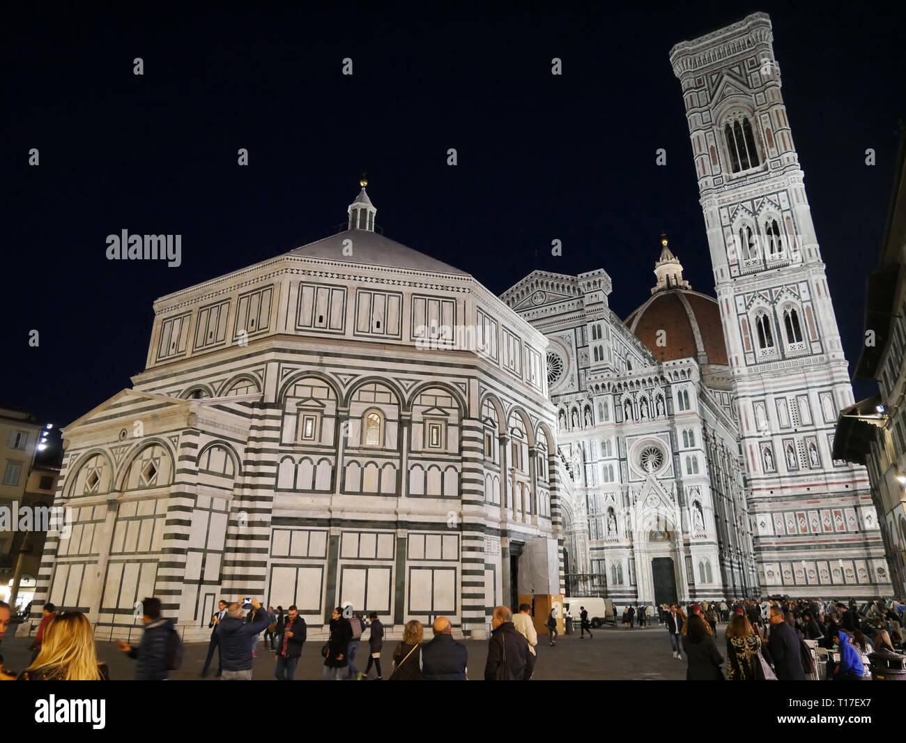 Vue de nuit sur le Baptistère de Saint-Jean, la cathédrale Santa Maria dei Fiori (le Duomo) et le campanile de Giotto Banque D'Images