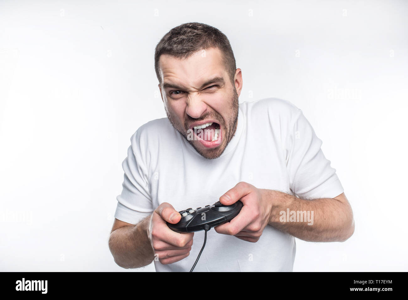 Match intense où un homme seul est en cours de lecture. Il essaie de gagner le jeu. C'est crier et hurler. Isolé sur fond blanc. Banque D'Images
