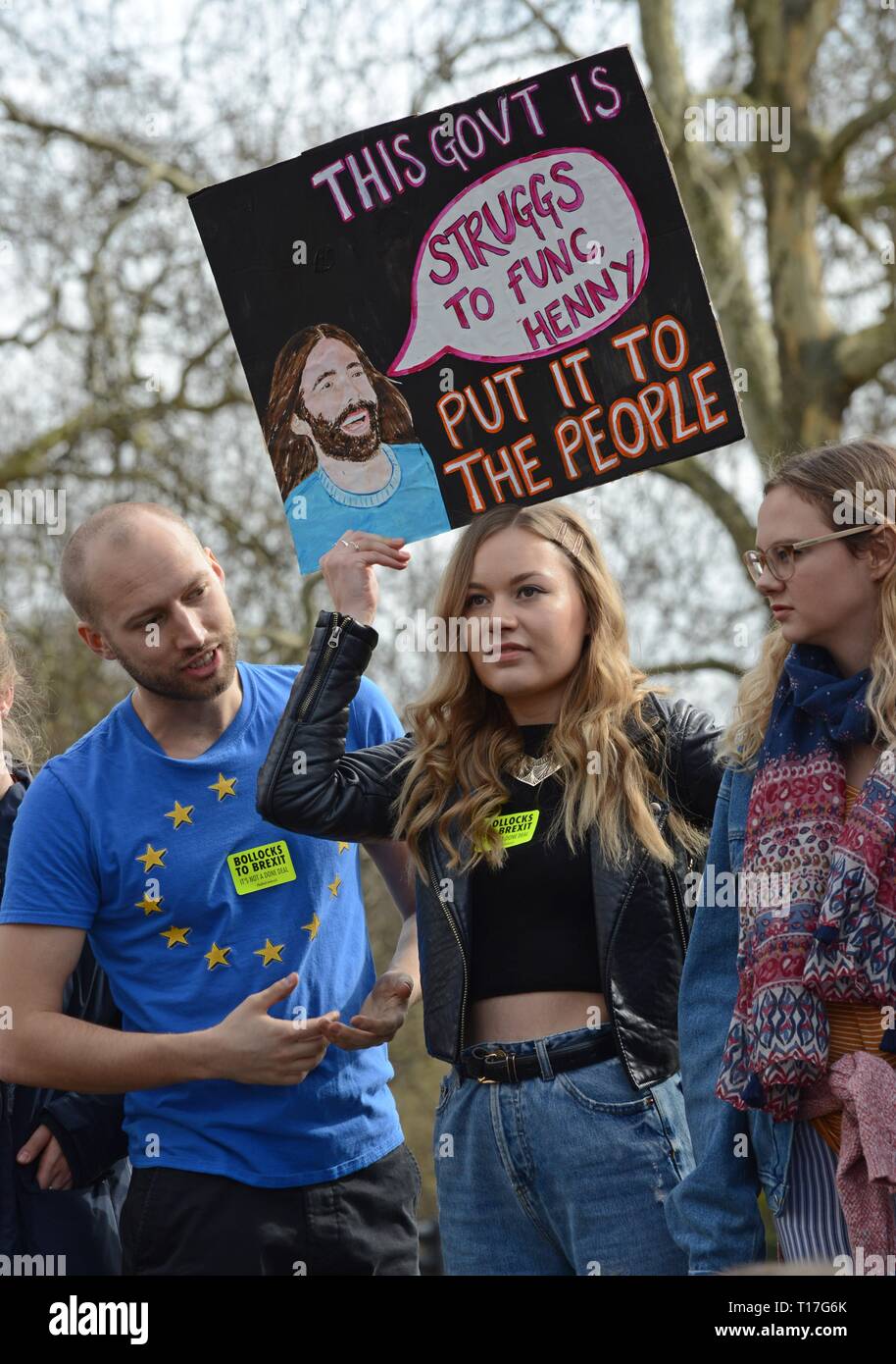 Londres, Royaume-Uni, 23 mars 2019. Une femme est titulaire d'une affiche de la marche contre l'Brexit & à l'appui d'un second référendum sur l'adhésion à l'UE Banque D'Images