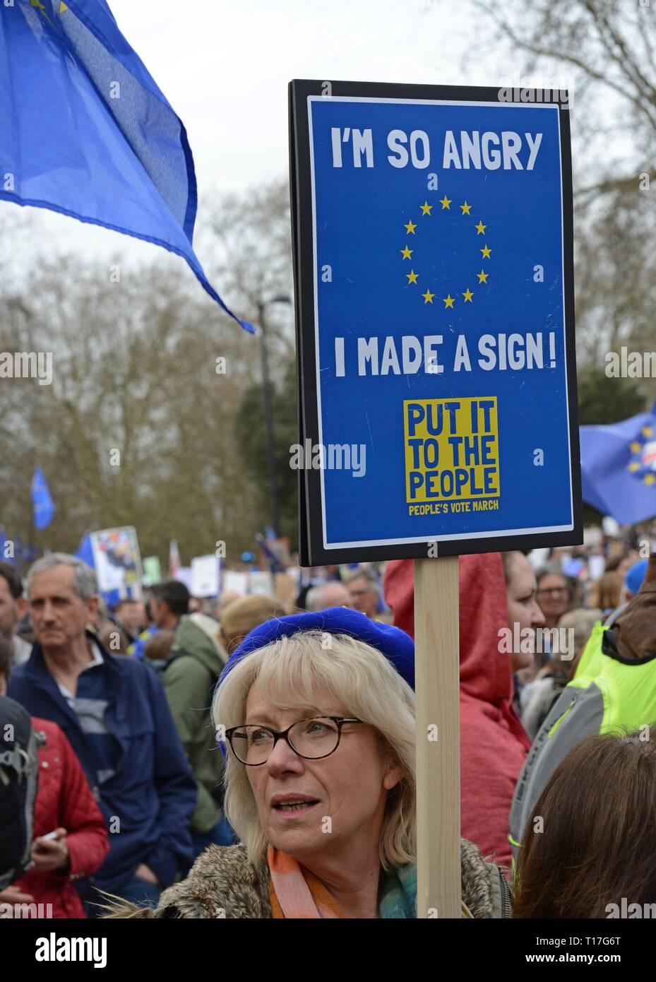 Londres, Royaume-Uni, 23 mars 2019. Une femme est titulaire d'une affiche de la marche contre l'Brexit & à l'appui d'un second référendum sur l'adhésion à l'UE Banque D'Images