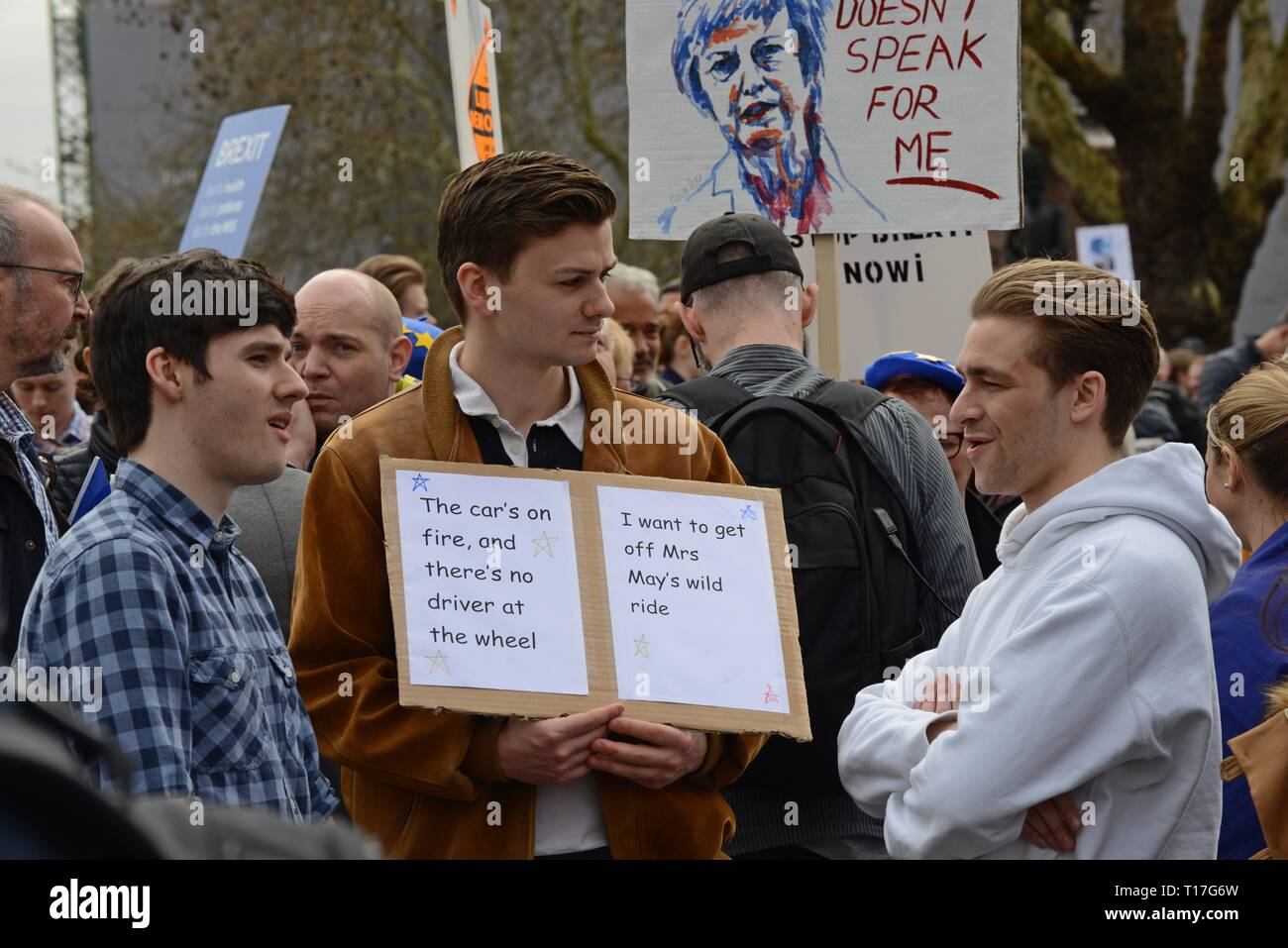Londres, Royaume-Uni, 23 mars 2019. Un homme est titulaire d'une affiche de la marche contre l'Brexit et à l'appui d'un second référendum sur l'adhésion à l'UE Banque D'Images