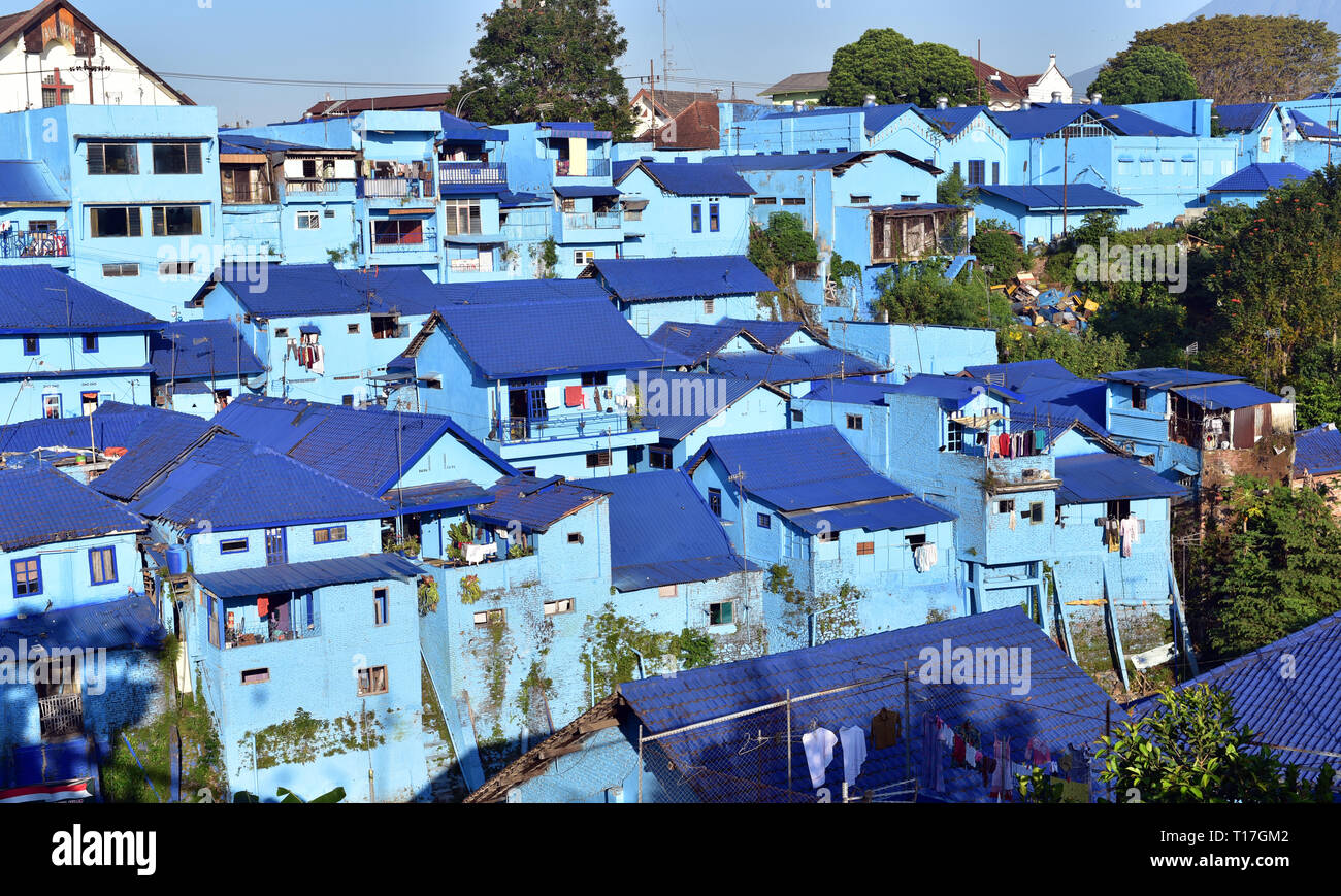 Vue panoramique sur village avec de vieilles maisons peintes en bleu, couleur de la ville de Malang, Indonésie, l'île de Java Banque D'Images