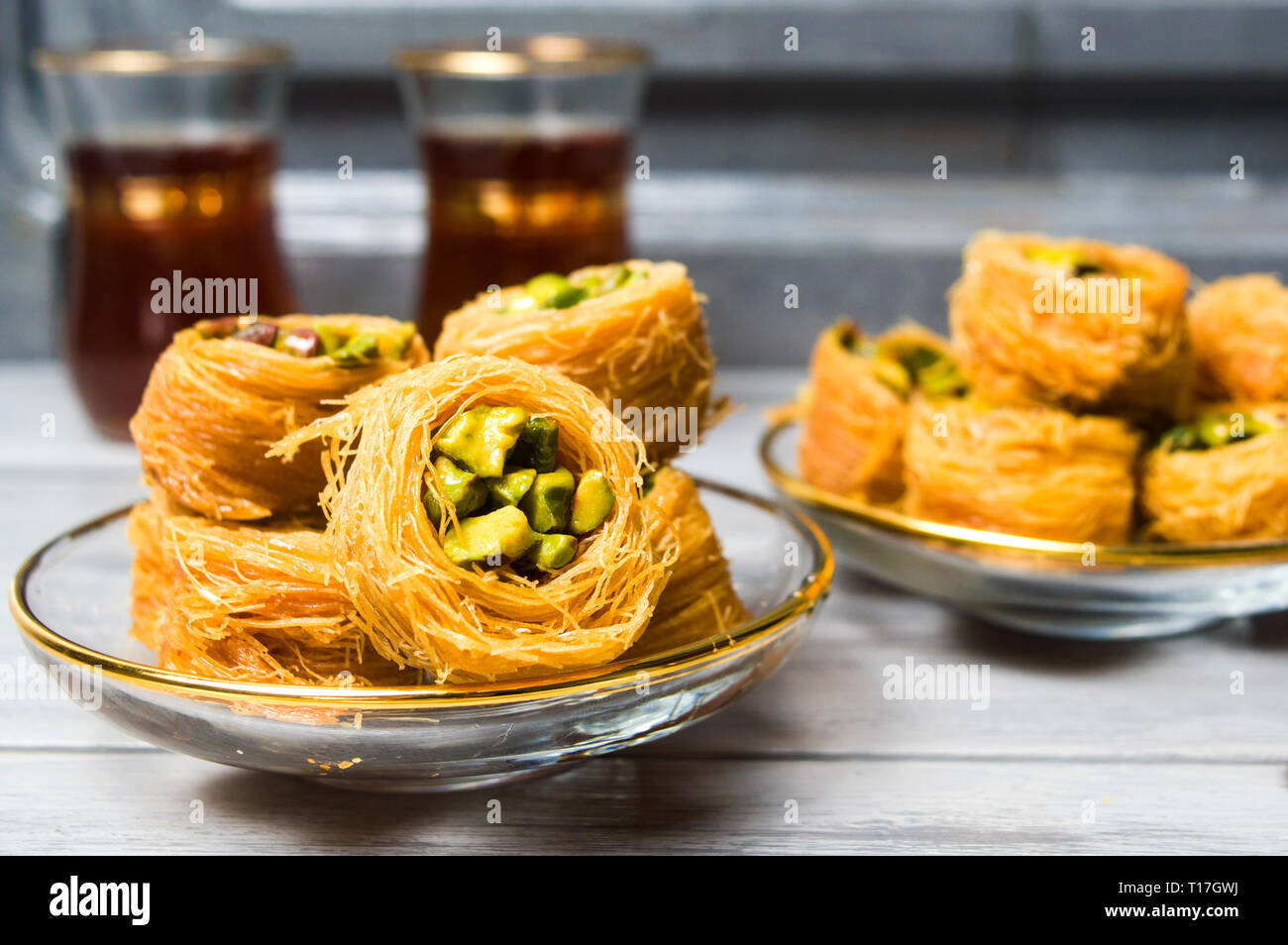 L'arabe à la pistache dessert servi avec du thé Banque D'Images