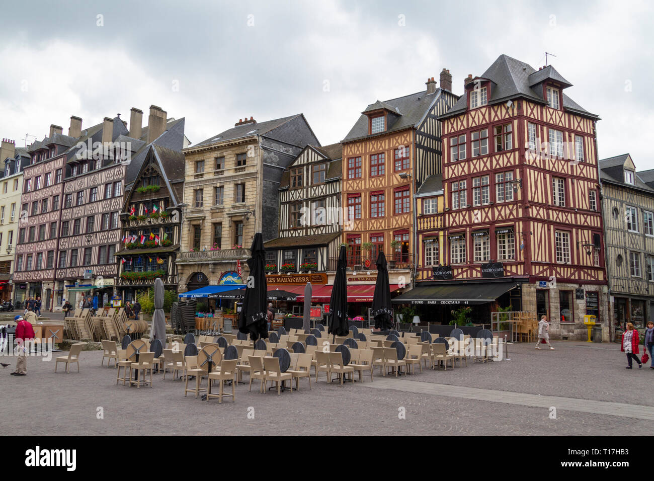 Vue générale de bâtiments anciens le long de la rue de la Pie à Rouen, France. Cette zone est à proximité du centre historique de Rouen. Banque D'Images