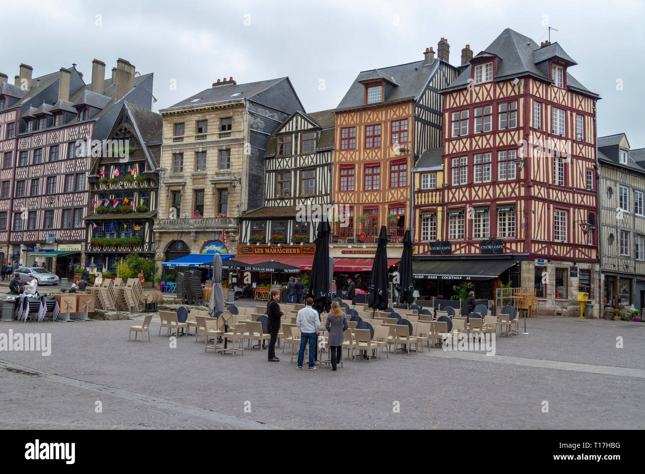 Vue générale de bâtiments anciens le long de la rue de la Pie à Rouen, France. Cette zone est à proximité du centre historique de Rouen. Banque D'Images