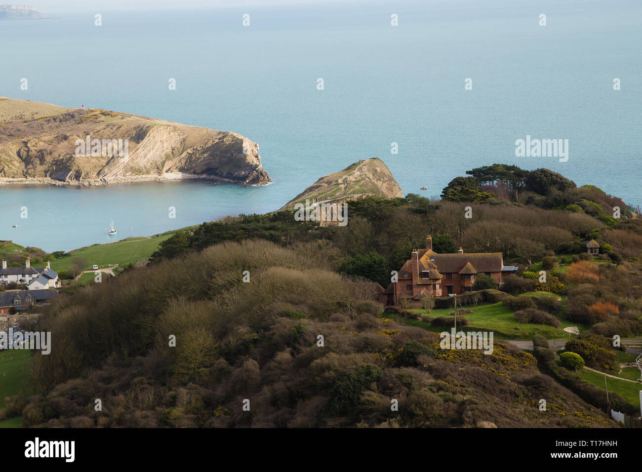 Le point de vue du sentier du littoral à partir de la crique de Lulworth Cove à Durdle Dor à Lulworth Cove vers l'arrière avec des maisons au loin. Banque D'Images