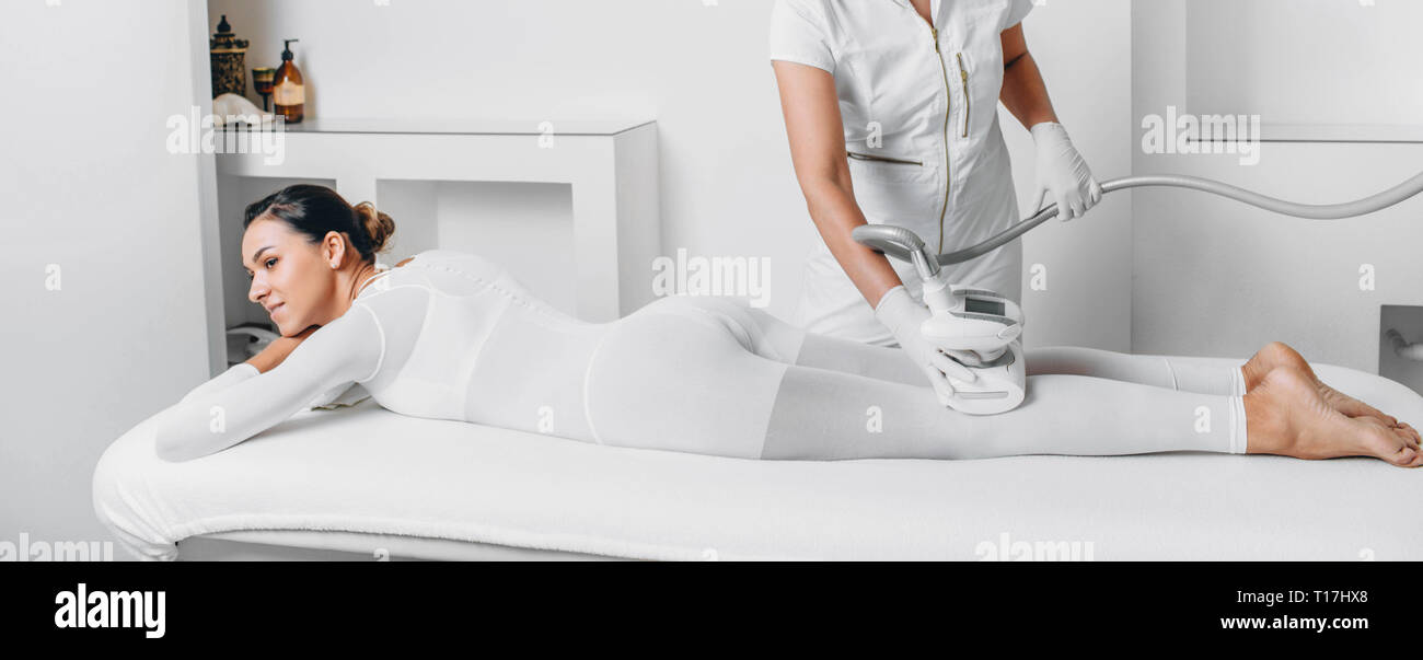 Belle femme massage pour éliminer la cellulite de GPL sur le corps. Traitement anti-cellulite à beauty clinic Banque D'Images