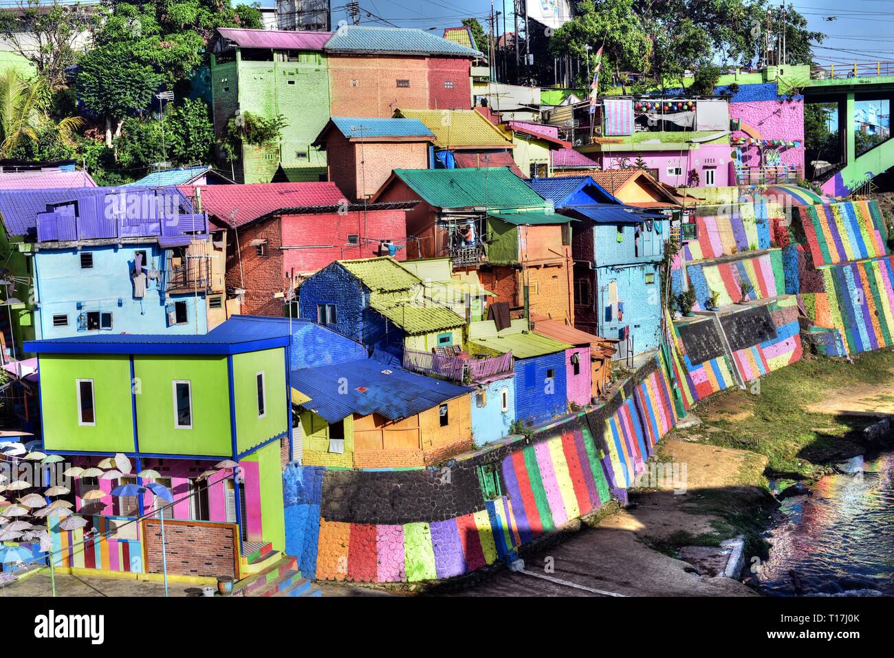 Les maisons colorées de Kampung Warna Warni dans Jodipan Village, Ville Malang, Java, Indonésie Banque D'Images