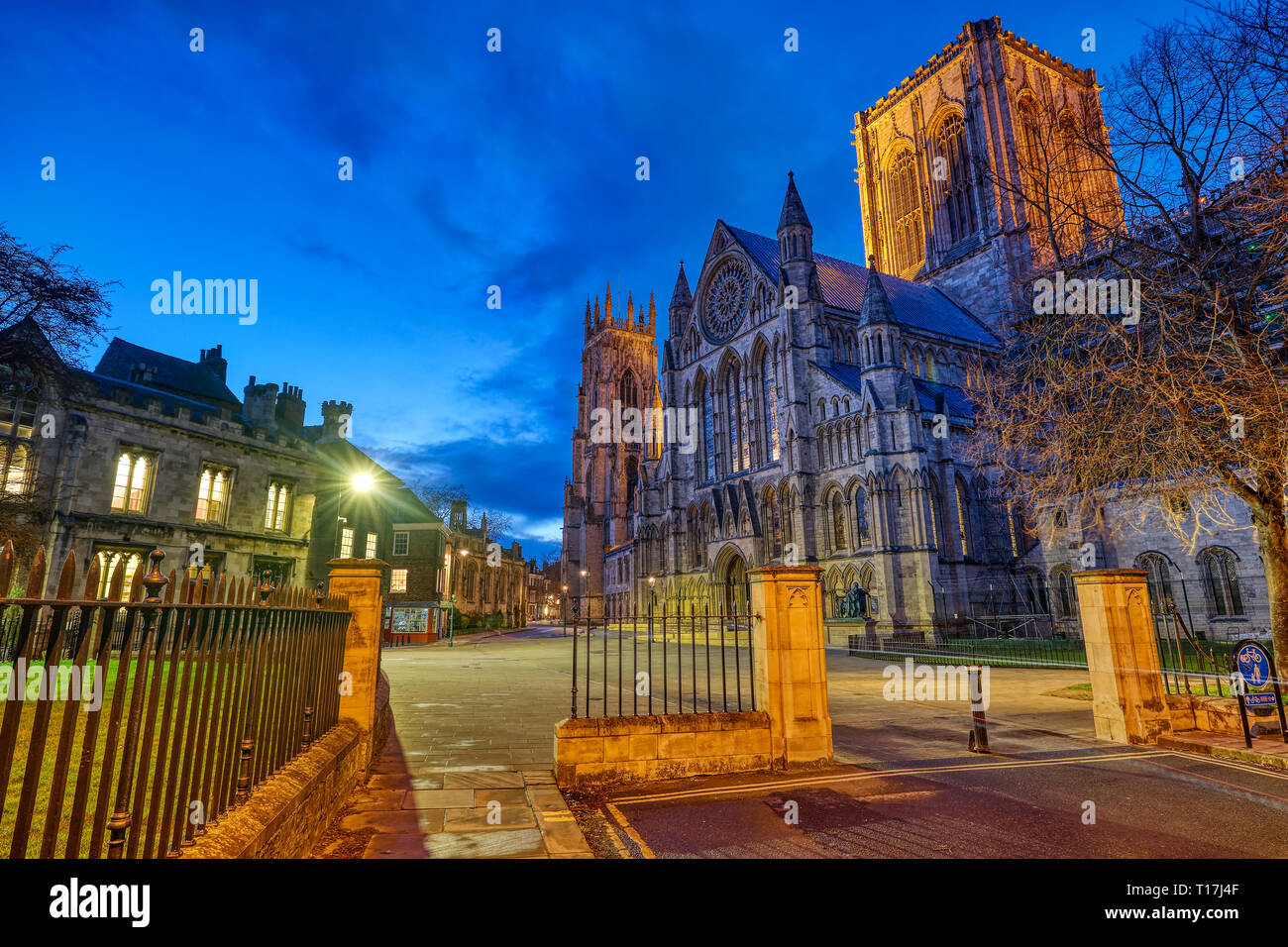 L'imposante cathédrale de York en Angleterre dans la nuit Banque D'Images