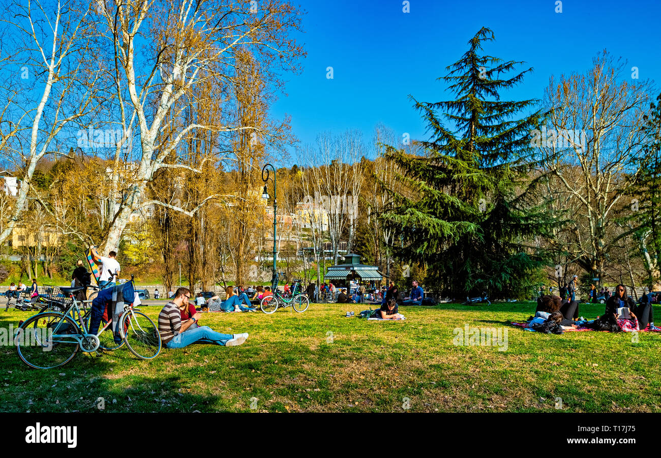 Italie Piémont Turin Valentino - les gens sur la pelouse Banque D'Images