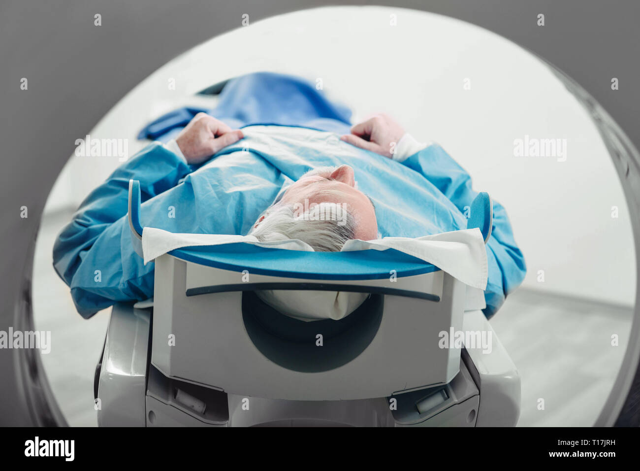 Senior patient à un examen en tomographie par ordinateur Banque D'Images