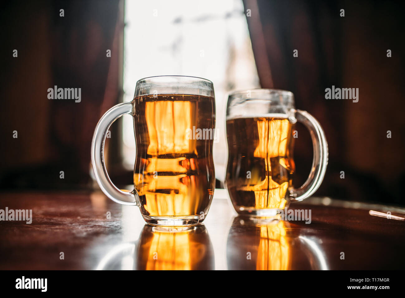 Deux verres sur le comptoir du bar en bois, macro-vision Banque D'Images