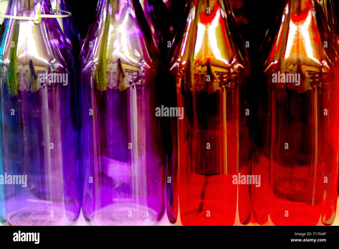 Bouteilles en verre multicolore sur l'étagère du magasin Photo Stock - Alamy