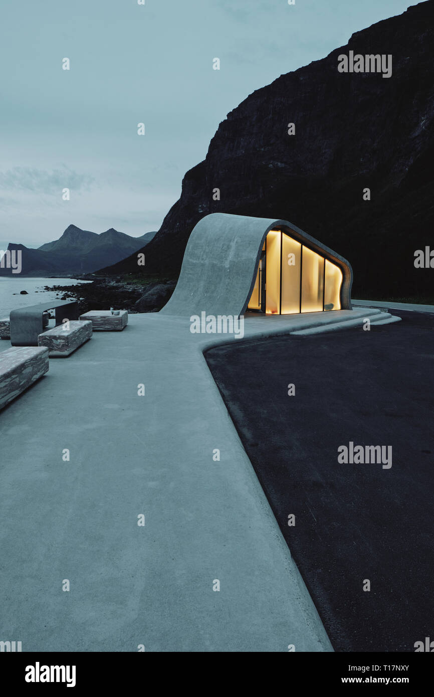 La vague de béton et de verre en forme d'architecture de Ureddplassen Helgelandskysten aire de repos sur la route panoramique de Nordland Norvège Norvégien Banque D'Images