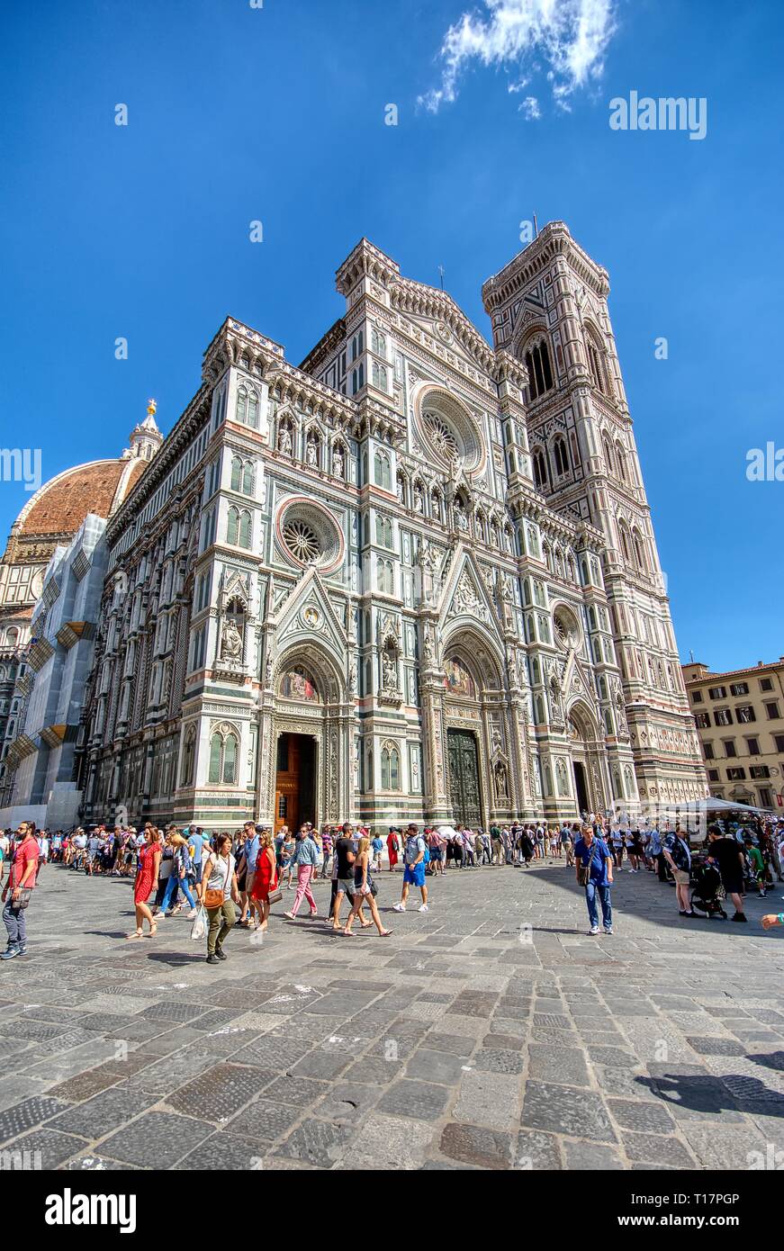 Florence, Italie - 27 juin 2018 : Cathédrale Santa Maria del Fiore, Duomo. Les italiens l'appellent Duomo. Les touristes autour de la cathédrale. Banque D'Images