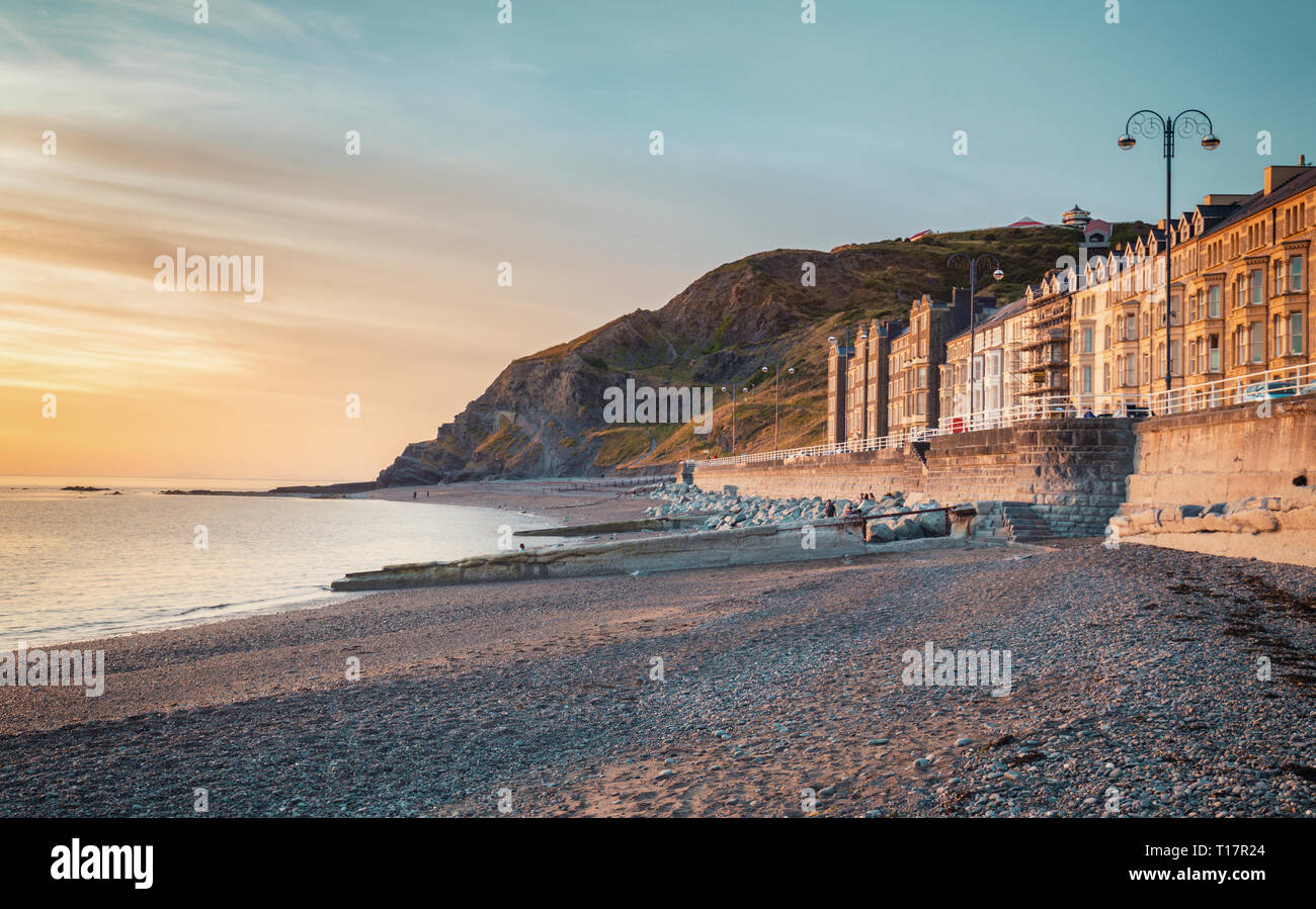 Dans la ville côtière pittoresque de soleil chaud lumière à marée basse. Aberystwyth au Pays de Galles, Royaume-Uni Banque D'Images