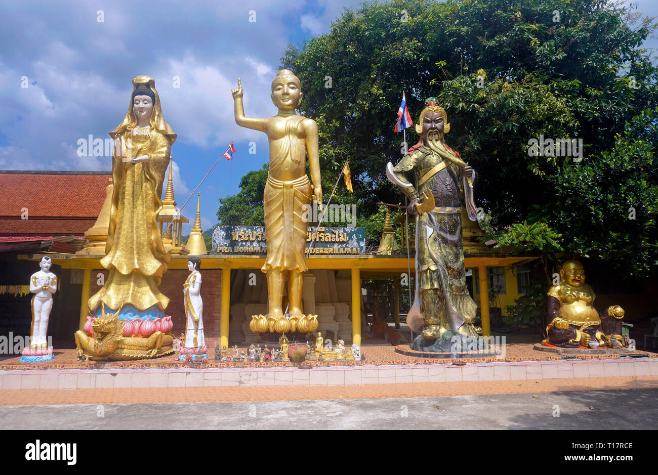 Statues bouddhistes à l'entrée du temple Wat Lamai, Musée du Folklore au centre de Lamai, Koh Samui, Surat Thani, Golfe de Thaïlande, Thaïlande Banque D'Images