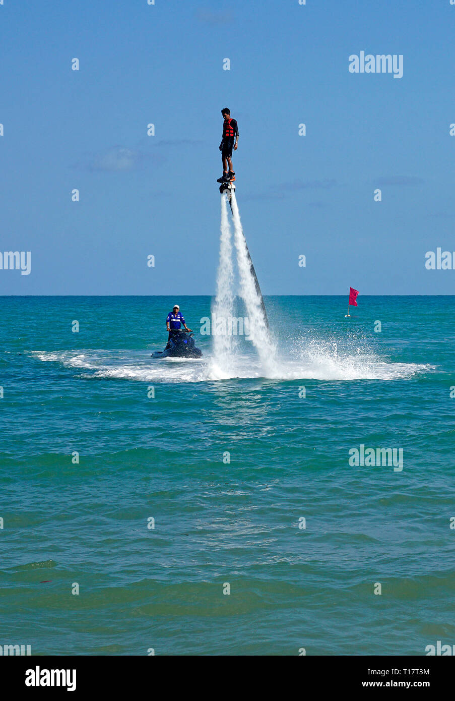 Flyboarding, l'homme sur un Flyboard attaché à un jet ski, Lamai Beach, Koh Samui, Golfe de Thailande, Thaïlande Banque D'Images