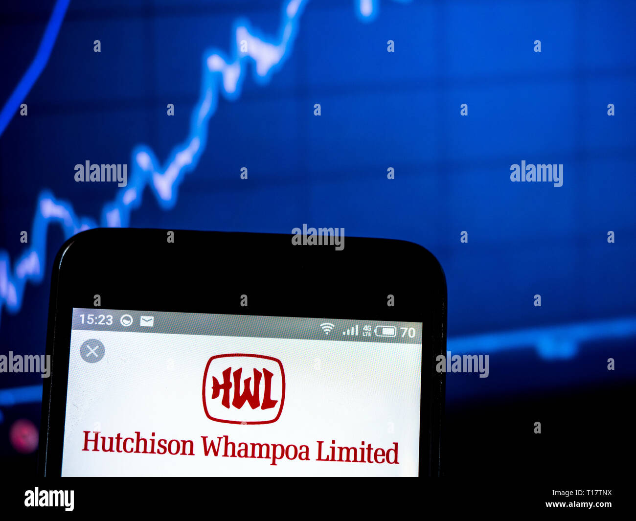 Sur cette photo, l'illustration a Hutchison Whampoa Limited vu le logo affiché sur un téléphone intelligent. Banque D'Images