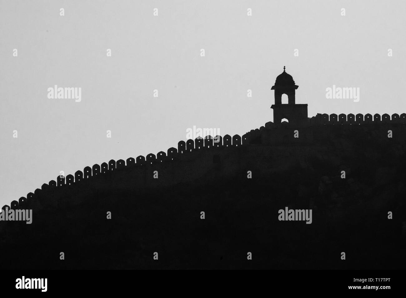 Silhouette de l'enceinte de la forteresse de l'ambre au Rajasthan Banque D'Images