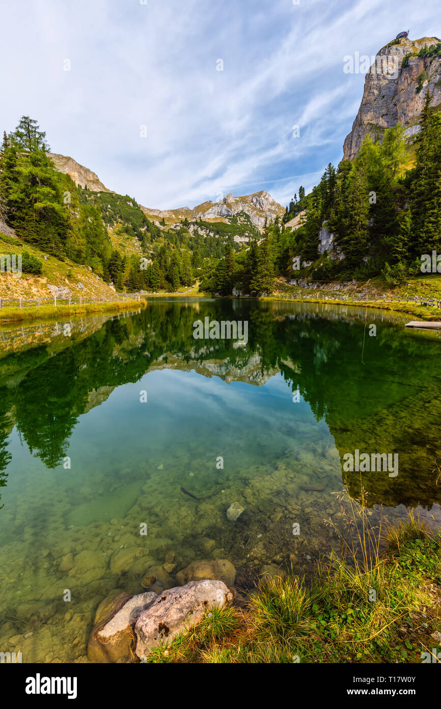 Les lacs de montagne clairs à refléter les montagnes Rofan fantastique monde des Alpes autrichiennes. Banque D'Images