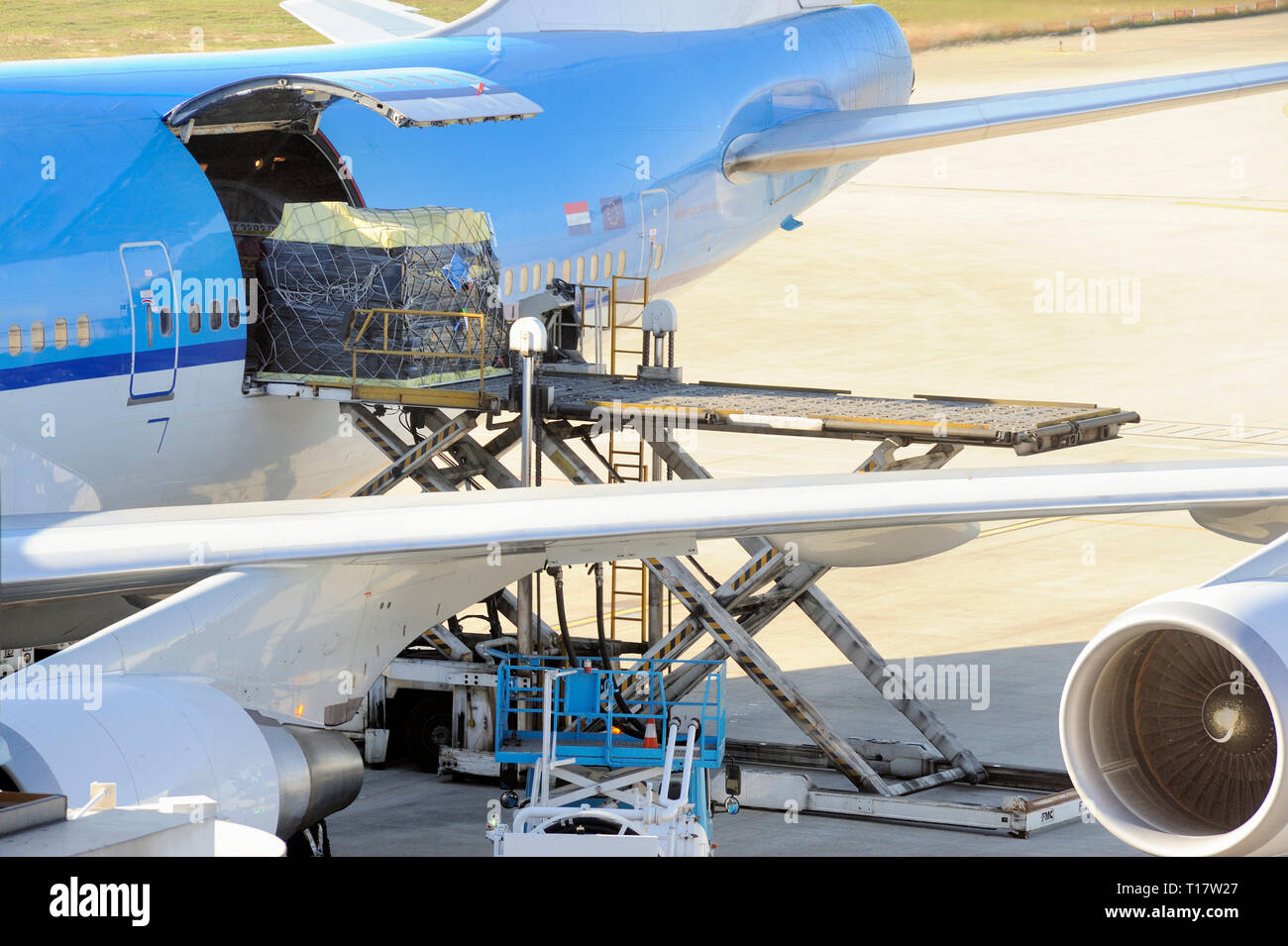 Palettes de fret aérien d'être chargés dans la soute d'un avion dans un aéroport Banque D'Images