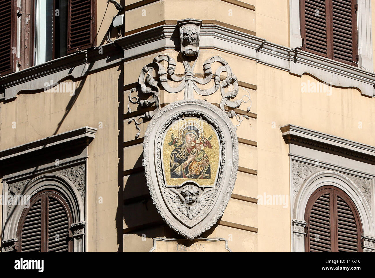Un édicule votif représentant la Vierge Marie et l'Enfant Jésus sur un bâtiment de l'Esquilino rione à Rome, Italie. Banque D'Images
