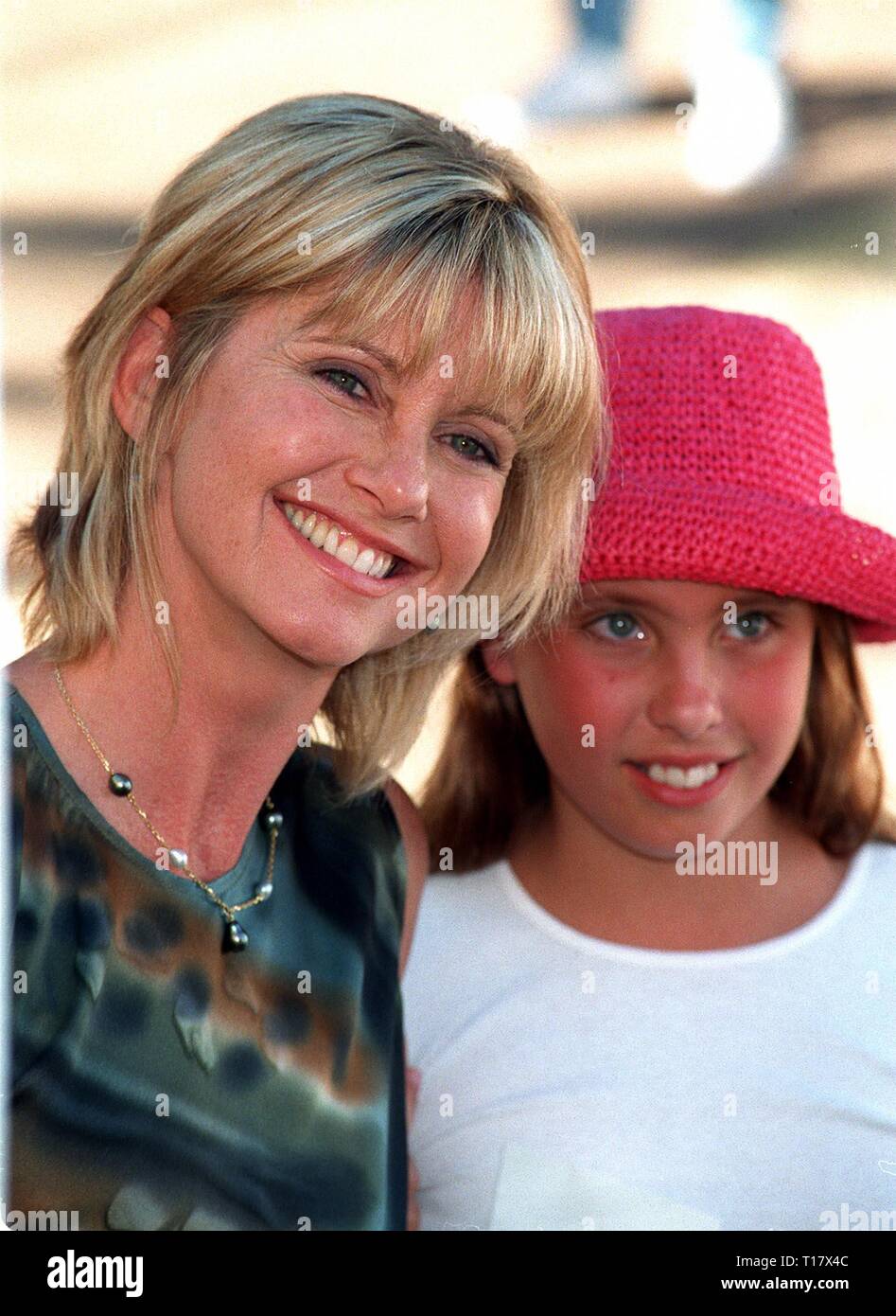 LOS ANGELES, CA. 02 novembre 1997 : la chanteuse Olivia Newton-John & fille Chloe Lattanzi Rose à l'Environmental Media Awards à Los Angeles. Banque D'Images