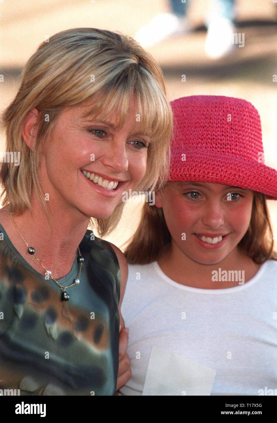 LOS ANGELES, CA. 02 novembre 1997 : la chanteuse Olivia Newton-John & fille Chloe Lattanzi Rose à l'Environmental Media Awards à Los Angeles. Banque D'Images