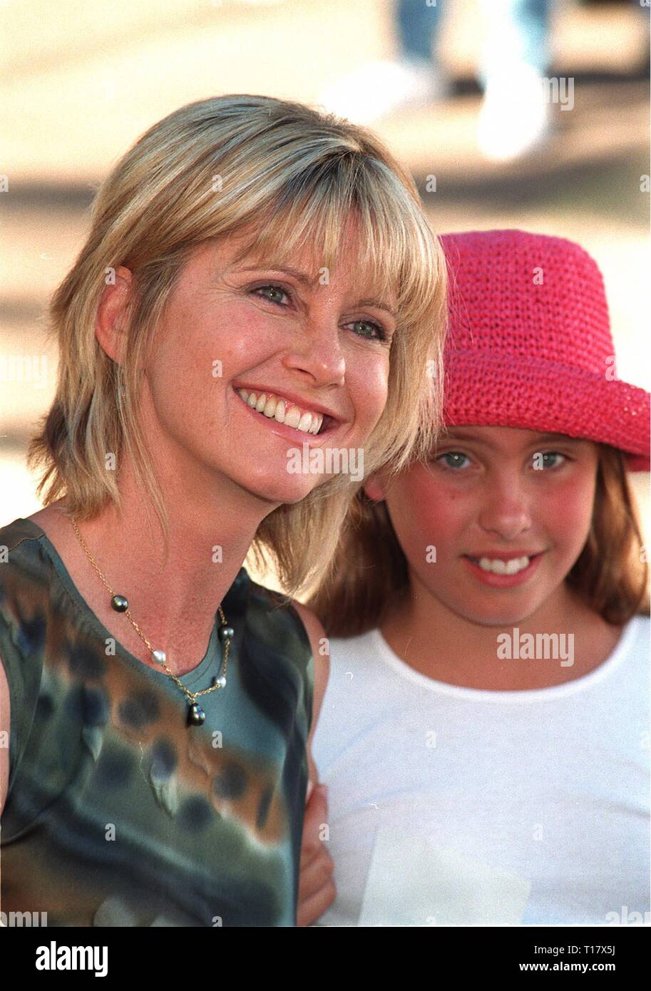 LOS ANGELES, CA. 02 novembre 1997 : la chanteuse Olivia Newton-John & fille Chloe Lattanzi Rose à l'Environmental Media Awards à Los Angeles. Banque D'Images