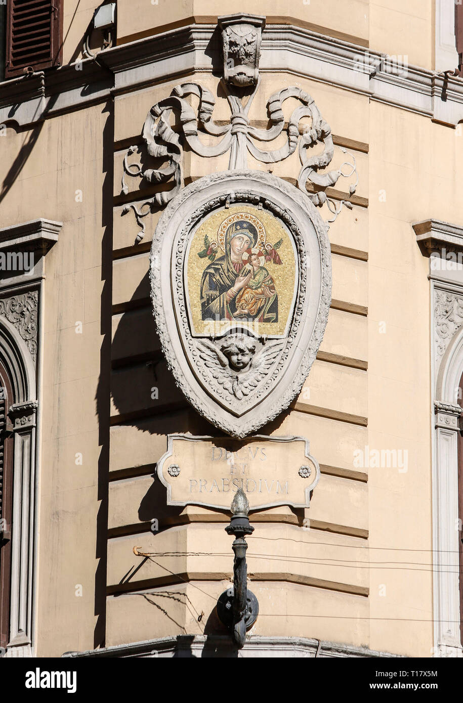 Une aedicula votive représentant la Vierge Marie et l'Enfant Jésus sur un bâtiment de l'Esquilino rione à Rome, Italie. Banque D'Images