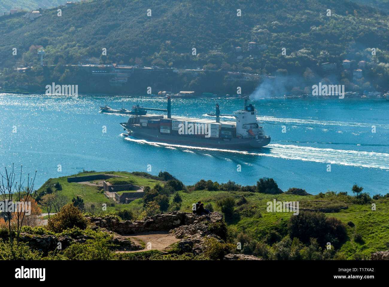 Istanbul, Turquie, 17 avril 2006 : Bosphore Anadolu Kavagi,, Yoros Castle et des navires en mer Noire Banque D'Images