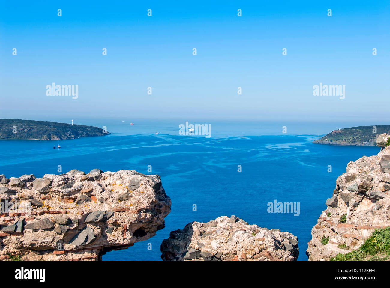 Istanbul, Turquie, 17 avril 2006 : Bosphore Anadolu Kavagi,, Yoros Castle et de la Mer Noire Banque D'Images