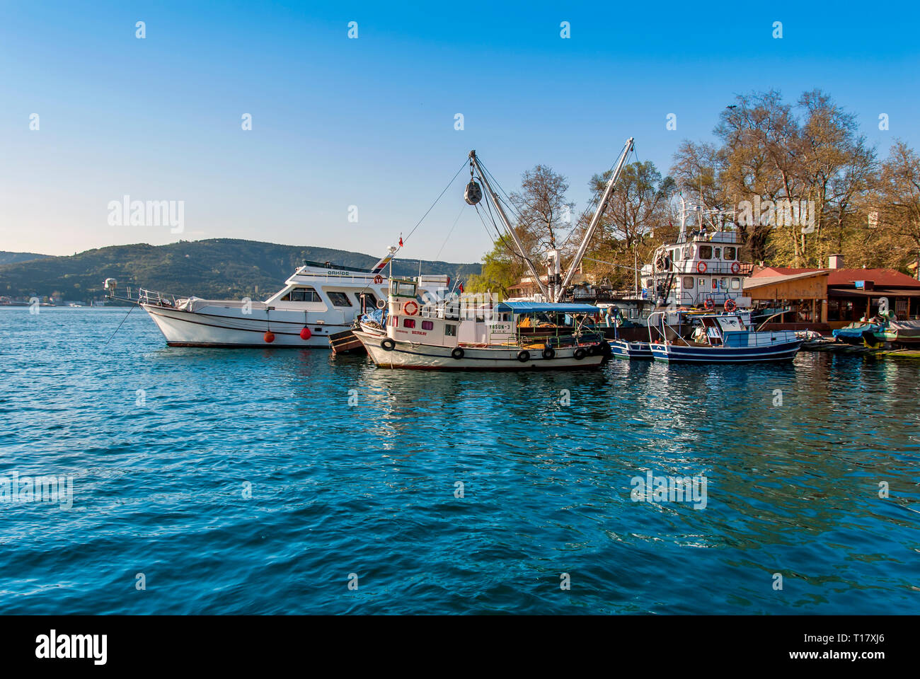 Istanbul, Turquie, 17 avril 2006 : Anadolu Kavagi, Fisherman Bateaux Banque D'Images